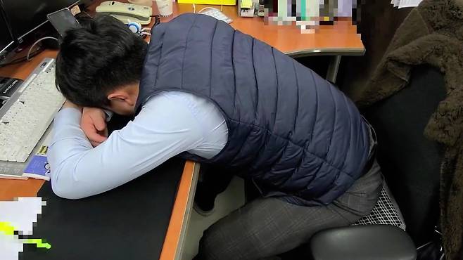 사무실에서 잠시 휴식을 취하고 있는 늪84의 동료 직원. 유튜브 '늪84' 캡처