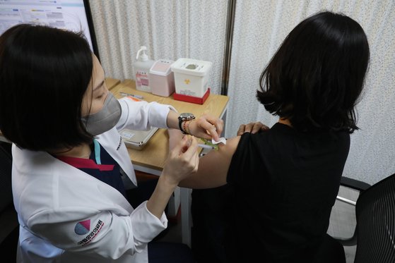 27일 오전 서울시 중구 을지로 국립중앙의료원 중앙예방접종센터에서 의료원 의료진이 화이자 백신을 접종 받고 있다. 뉴스1