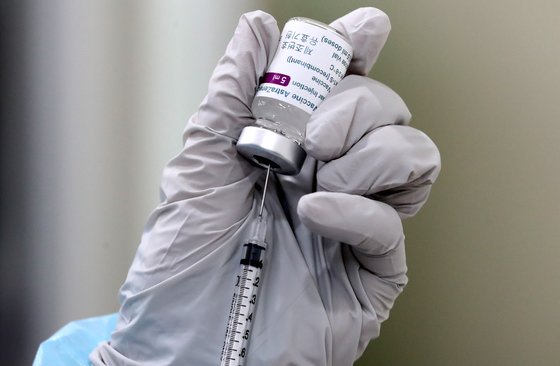 신종 코로나 바이러스 감염증(코로나19) 백신 접종이 시작된 지난 26일 오전 충남 홍성보건소에서 의료진이 아스트라제네카(AZ) 백신 접종을 준비하고 있다. 뉴스1