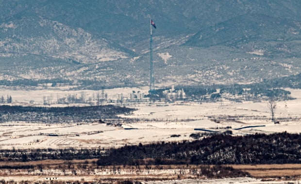 지난 4일 경기 파주시 오두산통일전망대에서 바라본 북한 황해북도 기정동 마을에 인공기가 휘날리고 있다./ 뉴스1