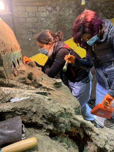 이탈리아 폼페이 시비타 지울리아나의 별장에서 마차 발굴 작업을 펼치는 전문가들. 폼페이고고학공원 제공