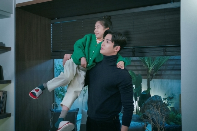 Do not apply the Lipstick, Won Jin-A, RO WOON, and Park Sois behind-the-scenes cut was released.On February 28, a certified shot was released in the JTBC monthly drama The Senior, That Lipstick Barge Mayo (directed by Lee Dong-yoon/playplayplay by Chae Yoon/Produced by JTBC Studio), featuring Won Jin-A (yun Sung-ah), RO WOON (played by Chae Hyun-seung) and Park So-i (played by Kang Ha-eun).In the photo, there are plenty of lovely charms of Won Jin-A, RO WOON and Park Soi.First of all, the three people who are looking at the camera with the same pose read the intimate atmosphere so that there is no sense of discomfort even if they are a family.In the drama, Niece and nephew fool Chae Hyun Seung boasts a perfect synchro rate, and RO WOON catches the eye with a lightly sitting on his shoulder and playing a joke.Park Soo-yis innocent smile, which is sunny, disarms the viewers and makes them laugh together.In addition, RO WOON and Park Soo-yi, who have V side by side, are reminiscent of the affectionate The Uncle and Nice and Nephew.Previously, Yun Sung-ah (Won Jin-A) and Chae Hyun-seung (RO WOON) started a full-scale love affair and introduced it to Niece and nephew, Kang Ha-eun (Park So-i), and spent time.Even though he seemed to be weak and precocious to Niece and nephew, his girlfriend Yun Sung-ah joined the gang, the Uncle gum, and the three people formed a harmonious air current as they had known for a long time.In addition, Yun Sung-ah and Kang Ha-eun ate the food prepared by Chae Hyun-seung and played a game of tasteless behavior and embarrassed him.As such, Yun Sung-ah and Kang Ha-eun smiled at the teasing of Chae Hyun-seung so that it was unfavorable to meet for the first time, and made the chemistry between the two more expected in the future.In addition, Yun Sung-ah, who had been returning after a happy time with Kang Ha-eun, and Lee Jae-shin (Lee Hyun-wook), who had suddenly disappeared in front of Chae Hyun-seung, appeared and raised tension.In addition, Lee Hyo-joo (Lee Joo-bin), a bad-married woman, is looking for him with a blind affection for Lee Jae-shin.The news is that the four people are reading the unusual precursors, and the next weeks broadcast will be more awaited by what kind of aftermath will be. (Photo provision = JTBC Studio