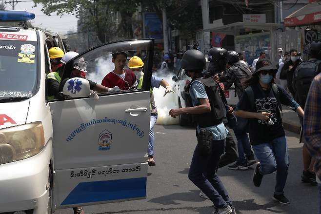 시위대 체포하는 미얀마 경찰. 연합뉴스