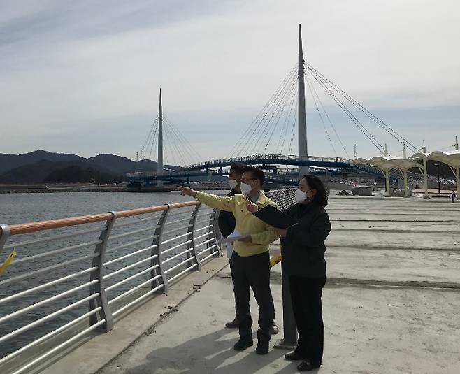 마산항 서항지구 친수공간 조성사업 현장 점검. 창원시 제공