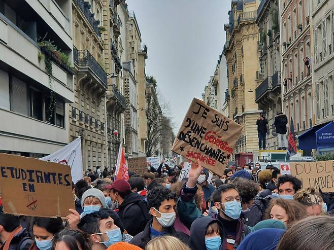 프랑스 청년들이 1월26일 파리 시내에서 정부 규탄 시위를 벌이며 행진하고 있다. 사진 속 한 청년이 든 피켓엔 '나는 환영받지도 못하고 희생도 요구당하는 세대입니다'라고 적혀 있다.ⓒ김중회 프랑스통신원
