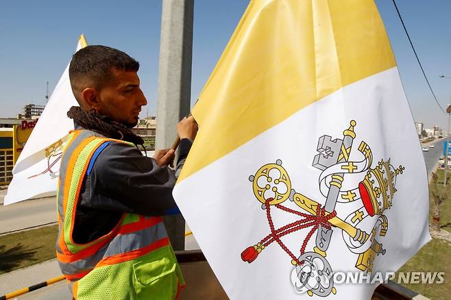 프란치스코 교황의 방문을 앞두고 바티칸시국 국기를 설치하는 등 준비가 한창인 이라크 현지 모습. 2021.2.27. [로이터=연합뉴스]
