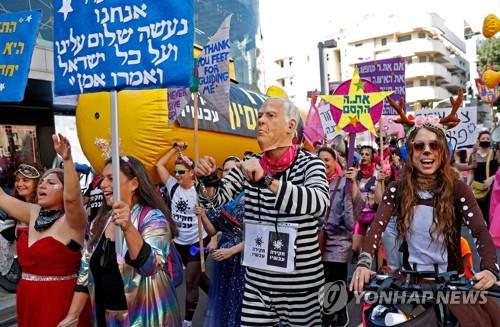 부림절 퍼레이드에 참여한 이스라엘 텔아비브 주민들 [AFP=연합뉴스]