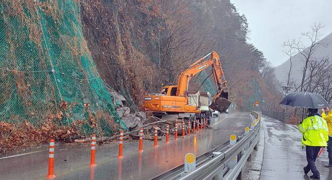 1일 강원 춘천시 의암댐 인어상 인근 도로에서 낙석이 발생해 차량이 통제됐다. 사진은 복구작업을 벌이는 모습. 2021.3.1 [독자 제공] 연합뉴스