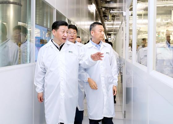 2018년 4월 시진핑 중국 국가주석(왼쪽)이 우한에 있는 YMTC 반도체 공장을 둘러보는 모습. 신화=연합뉴스