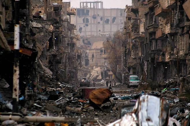 2014년 1월 4일 시리아 북동부의 데이르 에조르 시에서 한 남성이 전쟁으로 완전히 파괴된 거리를 지나고 있다. AFP=연합뉴스