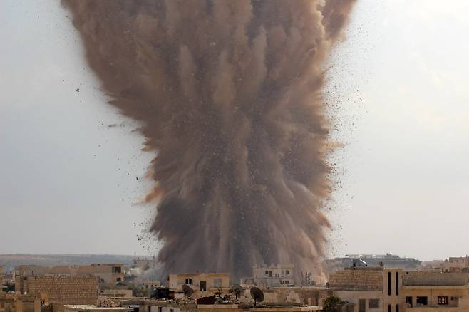 2014년 10월 14일 시리아 이들리브 주의 마레 알 누만의 시리아군 기지로 추정되는 곳에 큰 폭발이 일어나고 있다. AFP=연합뉴스