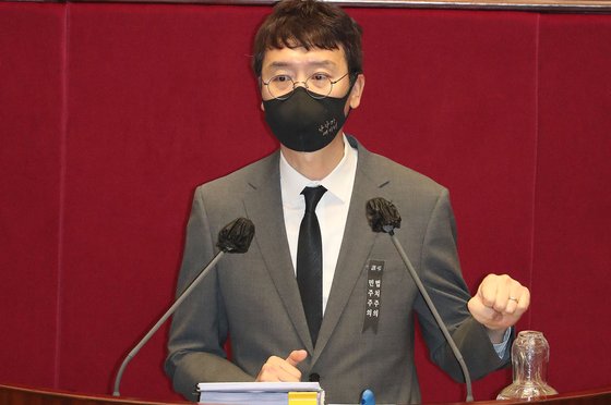 지난해 12월 11일 서울 여의도 국회에서 열린 본회의에서 김웅 국민의힘 의원이 국정원법 개정안에 대한 무제한 토론(필리버스터)을 하고 있다. 뉴스1