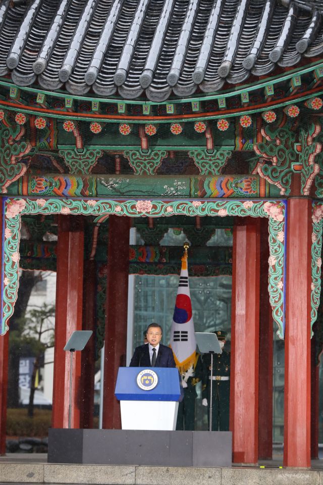 문재인 대통령이 1일 오전 서울 종로구 탑골공원에서 열린 제102주년 3·1절 기념식에 참석해 기념사를 하고 있다. 뉴시스