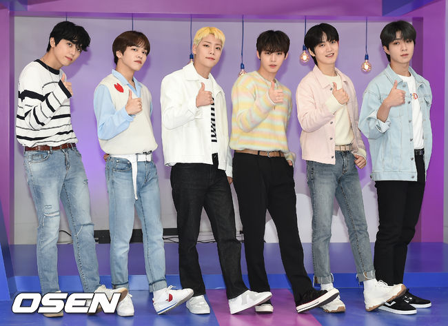 On the afternoon of the afternoon, a photo time event was held before the recording of TBS Fact Insta at TBS Open Studio in Sangam-dong, Seoul Mapo District.The group ONF members have photo time.