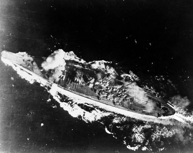 전함 야마토는 미군의 오키나와 상륙작전을 막기 위해 투입됐지만, 미 해군 함재기들의 폭격과 어뢰공격에 만신창이가 되고 결국 침몰하게 된다. 사진=미 해군