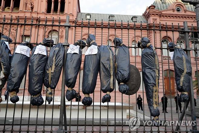 아르헨티나 대통령궁 앞에 시위대가 내건 시신백 모형. 정부 관계자들의 이름이 적혀있다. [AFP=연합뉴스]