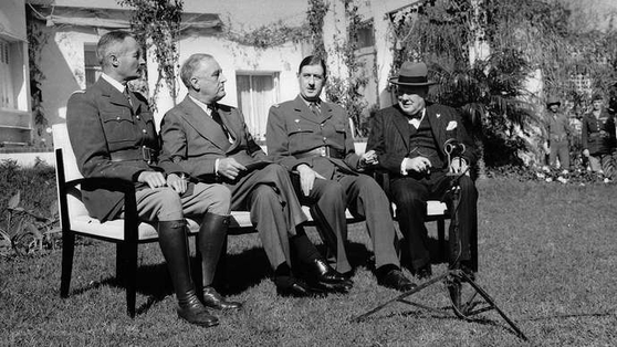 카사블랑카 회의에 참석한 루스벨트 미 대통령(왼쪽에서 두 번째), 처칠 영국 총리(가장 오른쪽). 출처=브리태니커