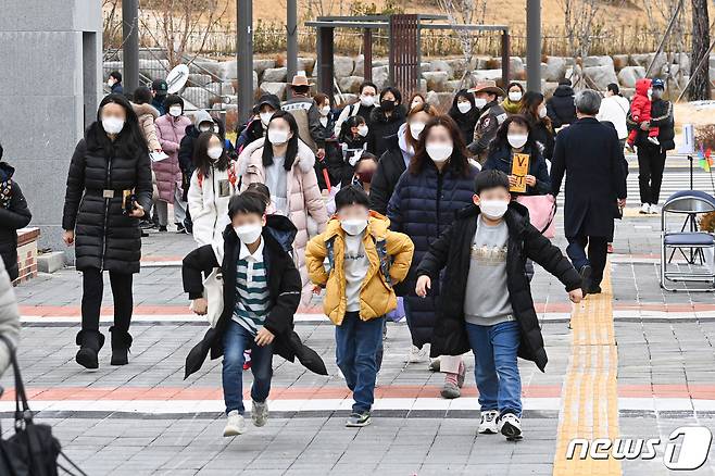 2일 서울 한 초등학교에서 학생들이 등교하고 있다. 2021.3.2/뉴스1 © News1 사진공동취재단