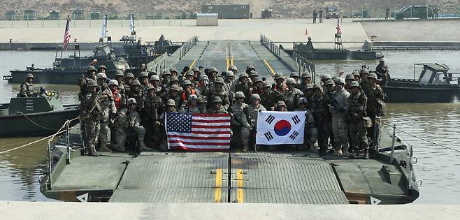 2016년 3월 16일 경기도 이천 도하훈련장에서 실시된 한미 연합 소부대 도하훈련에서 한국 7공병여단과 미국 2전투항공여단 공병대대가 함께 기념사진을 촬영하고 있다./박상훈 기자
