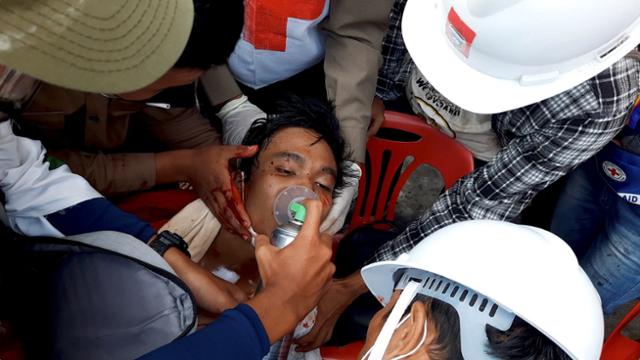 지난달 28일 미얀마의 다웨이에서 쿠데타 항의 시위 도중 총에 맞은 한 남성을 의료진이 치료하고 있다. 다웨이=로이터 연합뉴스