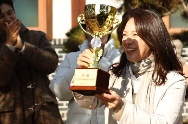 In March, when the new sun was rising, young people traveled to Paju City, Gyeonggi Province on SBS Flaming Youth.The youths who arrived at the Hanok house with a beautiful pine garden admired the luxury house of the past and received hints about the new friend with beautiful eyes with spring.The production team gave the first hint, Steel Wool. So the youths reasoned about what is the thing to use, and mentioned various occupational groups such as home shopping and car wash.In the second hint, which I immediately handed over, a picture of the new Friends pretty eyes appeared, and the youths who saw it raised their expectations by not giving praise, saying that their eyes are really beautiful.The last hint was a signal that anyone in the Republic of Korea knew, and the youth narrowed down their opinions by referring to the people involved.Choi Sung-kook and Yoon Ki-won, who had knowledge, surprised everyone, and eventually, they were in the pickup of the new Friend, raising questions about whether they would have answered the correct answer.The new Friend, who came this time, mentioned the unique hope of deviation as what he wanted to do in the disapproval, and said that he had a special past relationship with Flaming Youth members.On the other hand, on this trip, the FC Bull Moth, which won the championship in the Bone-hitting Girls, is also drawn.The Goal Hitting Girls (hereinafter Goal-hitting Girls), which was previously broadcast as a special feature of the New Year in 2021, was the first Korean womens soccer entertainment to record a record audience rating of 14 percent, drawing huge attention.The FC Bull Moth team, which consists of two unheard members, won the championship over all teams, and the youths enthusiastically welcomed Park Sun-young and Shin Hyo-bum, who appeared with the winning products.They brought both hands to the products they had written down in advance, and they found the luxury accommodation and the personalities that were predicted as the winning benefits, and the youths gave a joyful exclamation.The youths also reported the recent situation after the broadcast of Gol-Chung Girls.Sunyoung said that he heard a lot of stories around after the broadcast, and Choi Min-yong also vividly conveyed the tremendous topic, saying that he only talked about wherever he went after the broadcast.In addition, Sunyoung and Hyobum have released a behind-the-scenes story that they could not hear in the goal.The two laughed when Lee Chun-soo, who was the manager of FC Bull moth, secretly went to his wife, Shim Ha-eun, who played as a player of the FC National University Family, and said, Park Sun-young is unconditionally avoided.From the release of the winning product that impressed the new Friend and youth who came to shake the heart of the unhappiness, the behind-the-scenes story of the honey jam-filled Goal Girl can be seen on SBS Flaming Youth, which airs at 10:20 pm on Tuesday.Photos