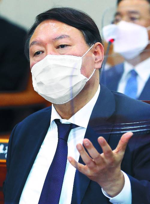 윤석열 검찰총장이 지난해 10월 22일 국회 법제사법위원회 대검찰청 국정감사에서 질의에 답변하고 있다. 윤 총장은 1일 국민일보와의 단독 인터뷰에서 "수사와 기소가 분리되면 사회적 강자와 기득권의 반칙 행위에 단호히 대응하지 못하게 된다"고 강조했다. 최종학 선임기자