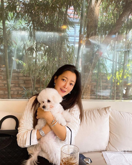 Actor Kim Hee-sun boasted of her Beautiful looks of sniping in the south.On the first day, Kim Hee-sun posted a picture on his personal instagram  with an article entitled Paul You were a hairy man # Beautiful looks Power # Representatives youngest son.In the open photo, Kim Hee-sun is smiling with a cute non-dog, especially in her 20s, and a beautiful Beautiful looks and a neat atmosphere attracts attention.The netizens who saw this showed various reactions such as My sister is so beautiful, I love you and Sezelye.Meanwhile, Kim Hee-sun appeared in SBS drama Alice last year.