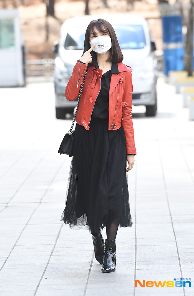 Actor Park Ha-sun is leaving the SBS Mokdong building in Yangcheon-gu, Seoul after the SBS Power FM Cinetown of Park Ha-sun on March 2 at noon.