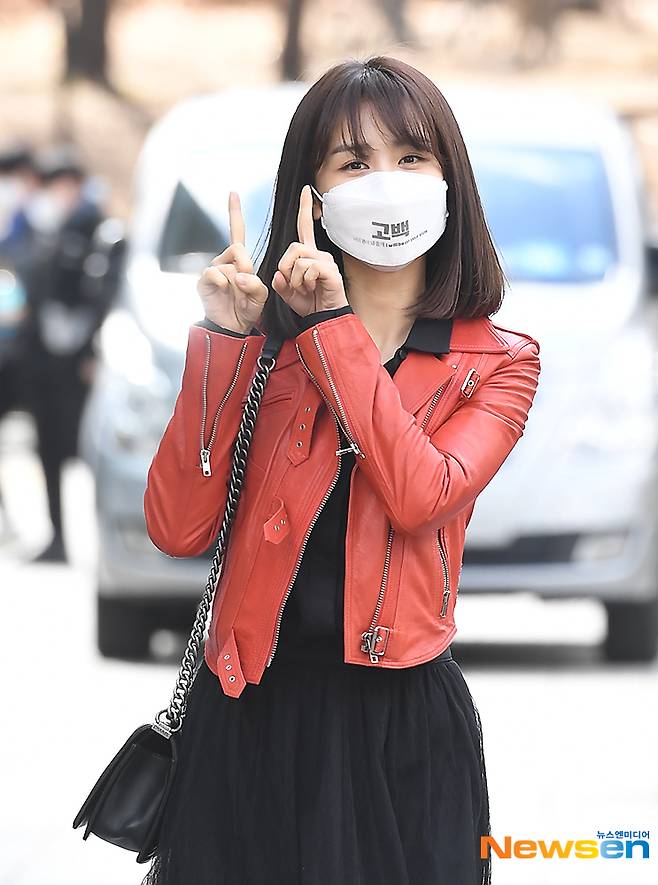 Actor Park Hae-sun is leaving the SBS Mokdong office building in Yangcheon-gu, Seoul after finishing the SBS Power FM Park Hae-suns Cine Town on March 2.