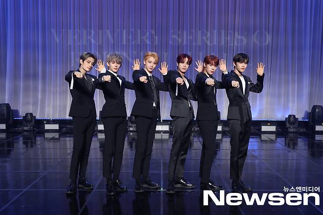 Verivery A media showcase commemorating the release of the new single SERIES O [ROUND 1: HALL] was held online in the aftermath of Corona 19 on the afternoon of March 2.Verivery (Dongheon, Hotel pool, Gyehyeon, Yeonho, Yongseung, Kangmin) poses during photo time.Photos: Jellyfish Entertainment