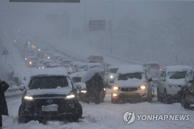 폭설에 갇힌 차량 (속초=연합뉴스) 이종건 기자 = 강원 산간과 동해안에 폭설이 쏟아진 1일 차들이 미시령동서관통도로에서 움직이지 못하고 있다. 2021.3.1 momo@yna.co.kr