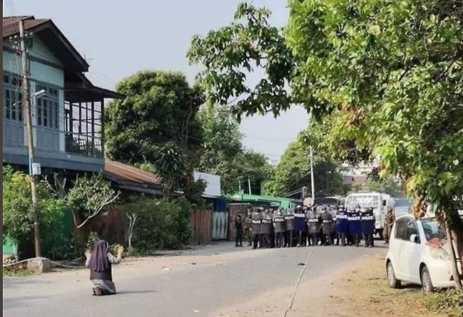 미얀마 경찰의 폭력 자제를 호소하는 안 누 따웅 수녀의 뒷모습. [찰스 마웅 보 추기경 트위터 갈무리. DB 저장 및 재배포 금지]