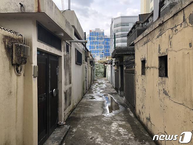 3층 건물 옥상에 주택들이 들어서면서 옥상마을이라 불리고 있다. © 뉴스1 백창훈 기자