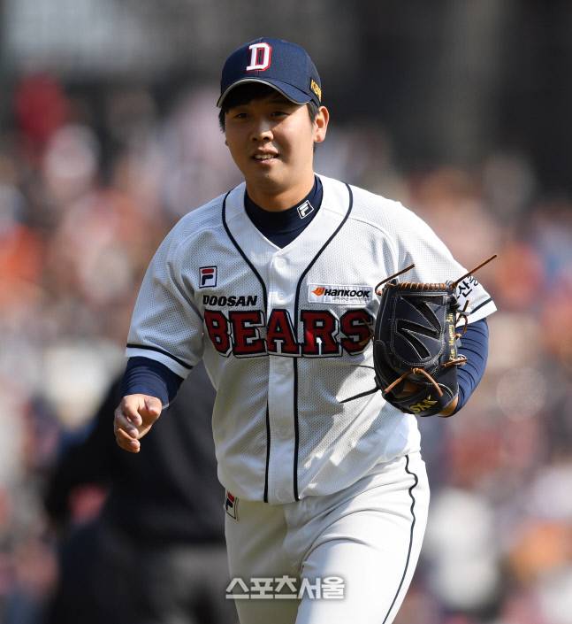 두산 김명신이 웃으며 덕아웃으로 향하고 있다. 최승섭기자 thunder@sportsseoul.com
