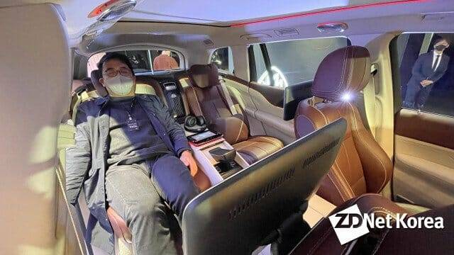 지디넷코리아 조재환 기자가 직접 메르세데스-마이바흐 GLS 뒷좌석을 직접 체험해보고 있다.