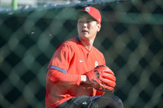 세인트루이스 카디널스의 선발 투수 김광현이 6일 제주도 서귀포시 강창학 야구장에서 불펜 투구를 하고 있다.   연합뉴스