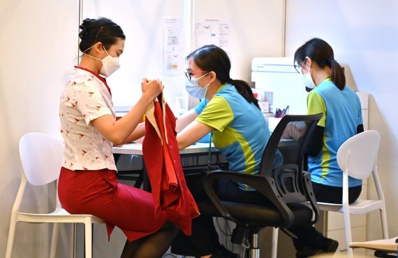 지난 2월 23일(현지시간) 홍콩의 접종센터에서 캐세이퍼시픽의 승무원이 중국제 시노백 백신을 접종하고 있다. 홍콩은 26일 전 홍콩 시민 접종에 앞서 코로나19 최일선 근무자들과 고위험군 해당자들이 먼저 접종했다. 뉴시스
