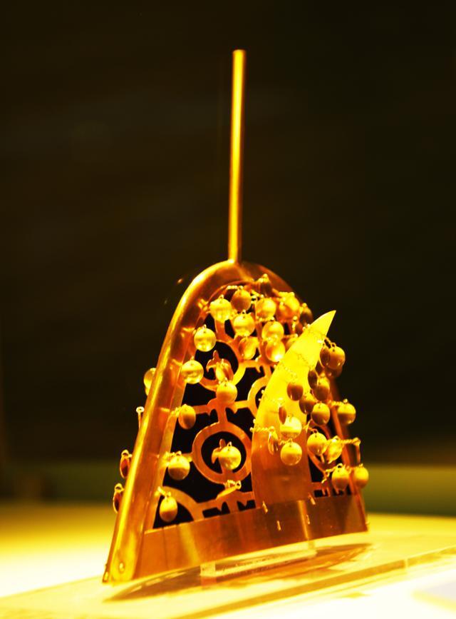 합천박물관에 전시된 관모. 정수리에 금동봉이 있는 특이한 모양이다.
