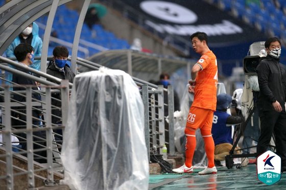 강원 임채민이 지난 1일 울산전 퇴장 판정을 받은 후 경기장에서 빠져나가고 있다. 한국프로축구연맹