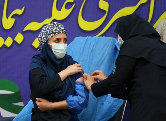 테헤란의 백신 접종 장면. 이란은 백신 2종을 임상시험 중이다. [신화=연합뉴스]