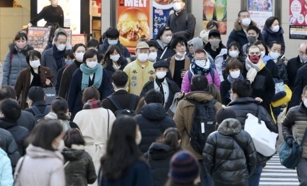 마스크 쓴 행인들로 붐비고 있는 일본 도쿄 신주쿠(新宿) 거리. /사진=EPA