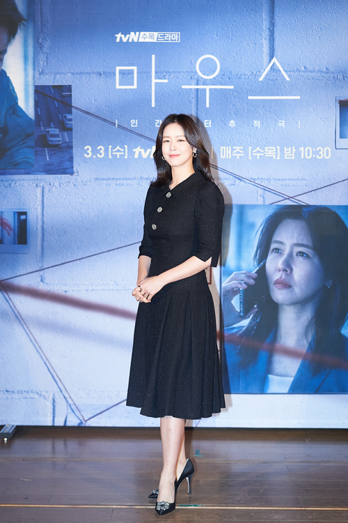 Kyoung Soo-jin greets TVNs new tree Drama Mouse (playplayplay by Choi Ran, directed by Choi Jun-bae) at the production presentation, which was held online on the morning of the 3rd.Mouse is a full-fledged human hunter tracking drama depicting the face-to-face confrontation with the most vicious Predator, called the top 1 percent of psychopaths, and the fate of Jung-gi, a man with a rightful accreditation and a local policeman, and Ko Mu-chi (Lee Hee-jun), an lawless detective who lost his parents to a young murderer and ran for revenge.Mouse starring Lee Seung-gi, Lee Hee-joon, Park Joo-hyun and Kyoung Soo-jin will be broadcasted at 10:30 pm on Wednesday, March 3.