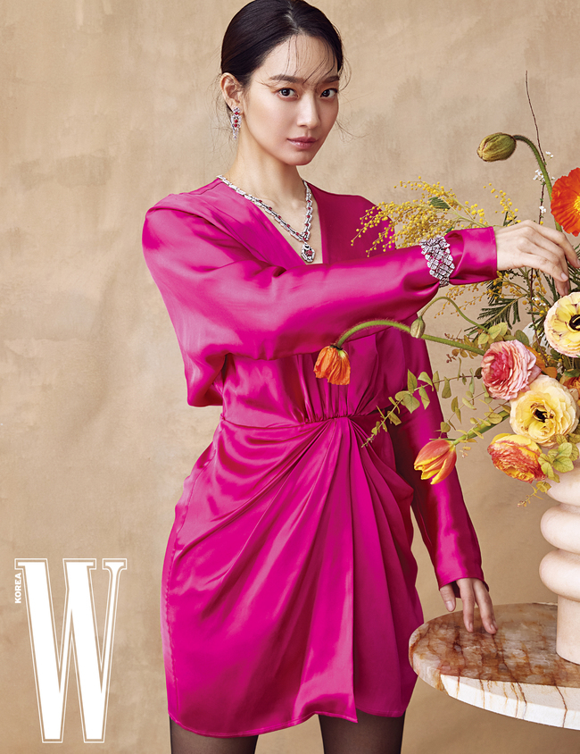 A photo of Shin Min-ah was released.Shin Min-a recently filmed fashion magazine W Korea and high jewelery pictorials.Shin Min-a, who is active as a muse of Maison Cartier, boasted the ultimate beauty through the March issue of W Korea.