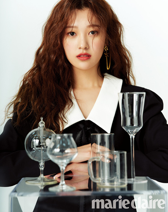 Group Loona (LOONA) Choi Ri, Chuu pictorial has been released.Marie Claire released an interview with a pictorial showing the bright energy of Choi Ri and Chuuman on March 3.Choi Ri and Chuu, who directed different styling as if they resembled the black & navy color costume and the Permian hair reminiscent of Hermione Granger in the movie Harry Potter series, produced a high-quality result with a gentle expression and pose even though it was their first picture.When asked about Loonas team in the interview, Chuu explained, I can not define it every time I show a new appearance, so I am looking forward to what changes will be made next.In addition, Choi Ri expressed his affection and enthusiasm for the group, saying, It is my goal to continue to show different aspects rather than staying in one area.K-pop Girl Group said, It is unbelievable news about the news that has reached the top 40 on the Billboard radio charts in the United States following Black Pink. I am so grateful that I can realize the affection of fans who support Loona in an environment that I can not meet.