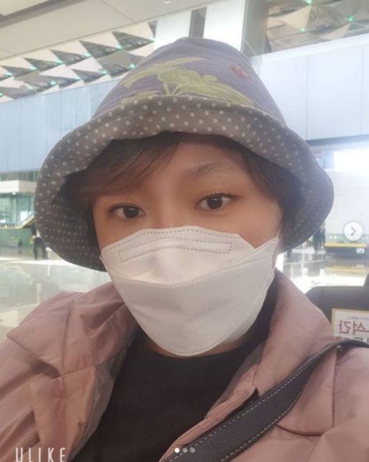 Gag Woman Kim Hyon-Sook is attracting attention with the recent situation of losing weight.Kim Hyon-Sook posted a picture on his SNS on the afternoon of the 3rd with an article entitled #Gimpo International Airport #Train to Busan # Time is too much to Hat Shopping # Is it okay?The photo shows Kim Hyon-Sook waiting for a train to busan flight at Gimpo International Airport.Kim Hyon-Sook is greeting her by wearing a shopping Hat and leaving a certification shot. In particular, Kim Hyon-Sook recently unveiled her weighty figure as a Diet.Its Kim Hyon-Sook, whose cheeks are all gone and his face is small.Kim Hyon-Sook revealed her divorce last year.Kim Hyon-Sook SNS