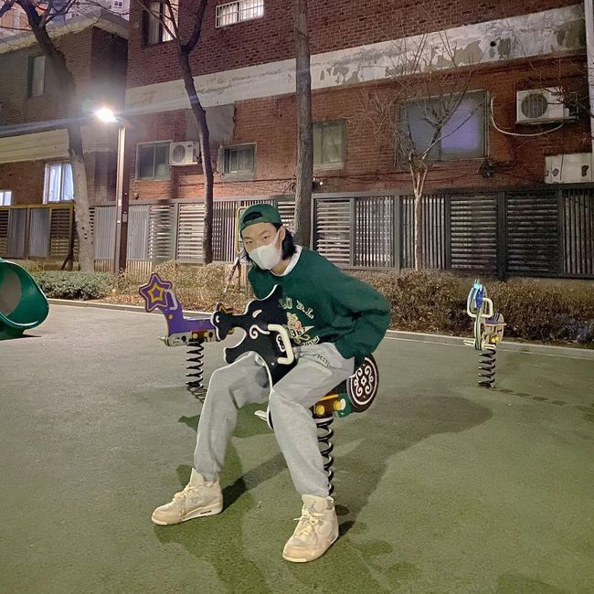 Actor Ryu Jun-yeol flaunted his personality-filled fashion and visualsRyu Jun-yeol posted a picture on his Instagram on Thursday, telling the latest news.The photo shows Ryu Jun-yeol, who looks like hes waiting for someone at a local playground, with a casual look in a green hat, a man-to-man and grey pants.Ryu Jun-yeol boasts a fashion sense that is full of casual wear, even though he wears a mask, but he can not cover up personality-filled visuals.Meanwhile, Ryu Jun-yeol is currently in love with Actor Hyeri, a girl group Girls Day.
