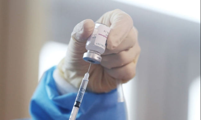 한 요양시설에서 보건소 관계자가 아스트라제네카(AZ) 백신 접종을 준비하고 있다. 연합뉴스 