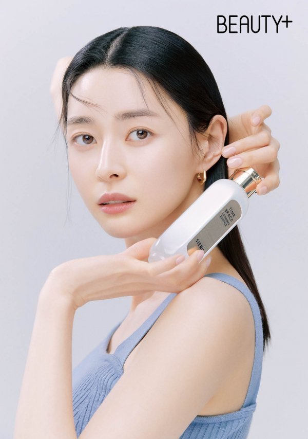 Magazine <Beauty> appeared as Hong Dae-in in the drama <Blade of the Phantom Master: Chosun Secret Investigation Team>, which ended with its highest audience rating of 14%, on the 9th, and released a beauty picture showing the flawless skin of Actor Kwon Nara, who was acclaimed for his first drama.Kwon Nara, famous for her humiliating skin beauty in her makeup, showed her natural beauty as it is in this picture.The completion of the goddess beauty showed off a clear and clean visual like a fairy, as if to prove that it was skin, and it showed off its elegant and alluring aura.Actor Kwon Nara, who proved the wider smoke spectrum for the first time through the drama <Blade of the Phantom Master>, tried hard to save the charm of the character in three dimensions.I think that Osua in Itaewon Klath and Hongdain in Blade of the Phantom Master are similar, but different.If there is pain but Sua chooses to compromise with reality, Dyne overcomes pain and goes forward.I wanted to express that part convincingly. In particular, I always feel sorry when the work is over.It is like a power that makes me play harder and harder, and I am acting one by one in this process. Kwon Nara, who thinks that chemistry with colleagues who are together in any work, is important, said, I am nervous when I work, but every moment I share my opinions with my peer actors and breathe, I liked Tikitaka.I felt like I came to the playground, he said, explaining why he was able to enjoy filming.I think that I should be a good person and a person who does my best every moment like many seniors, writers, and bishops I have met and experienced, rather than being an actor with a modifier now.On the other hand, Actor Kwon Nara, who has been recognized for both his impeccable acting ability and colorful character digestion ability in succession to <Blade of the Phantom Master> following his previous work <Itaewon Klath>, has emerged as a new box office guarantee check.She is always trying not to lose her initials with a positive mind, and I am already looking forward to what kind of character she will make the public feel excited next.Actor Kwon Nara, who has everything from unique beauty to humble attitude, can find the goddess visual picture with Siyenu in the March issue of Beautiful, the official SNS of Beautiful, and the website.