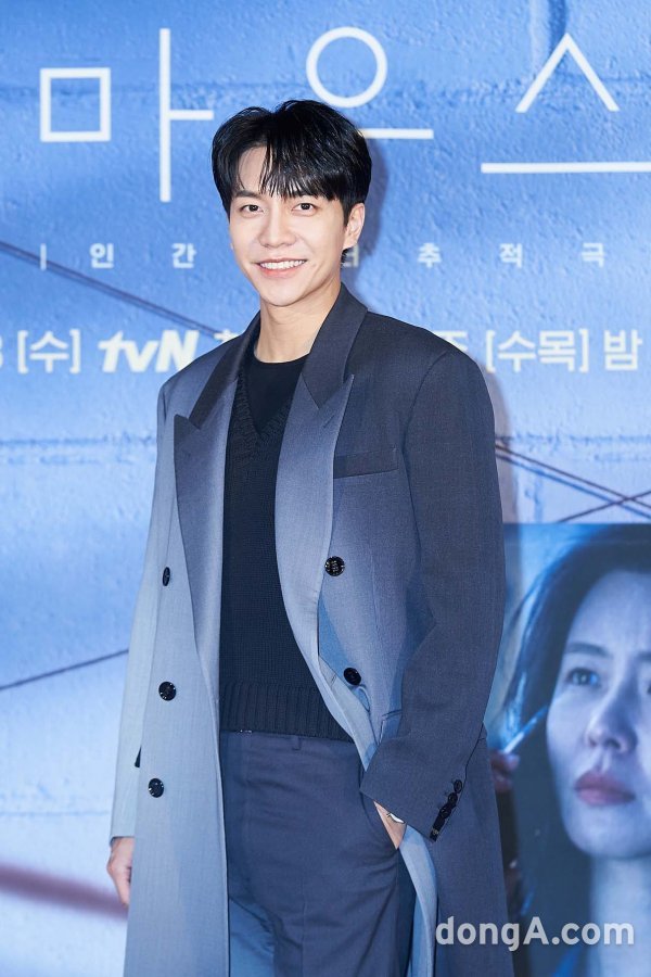 Mouse depicts the right young constable (Lee Seung-ki) and lawless detective (Lee Hee-joon) turning their fates around after a confrontation with a Predator, who is called the top 1 percent of psychopaths.Mouse will be broadcasted at 10:30 pm on the 3rd night with Lee Seung Gi and Lee Hee Juns Human Hunter Tracking.