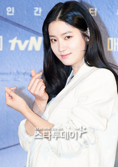 Actor Park Joo-hyun has a photo time at the TVN drama Mouse production presentation held Online on the morning of the 3rd.